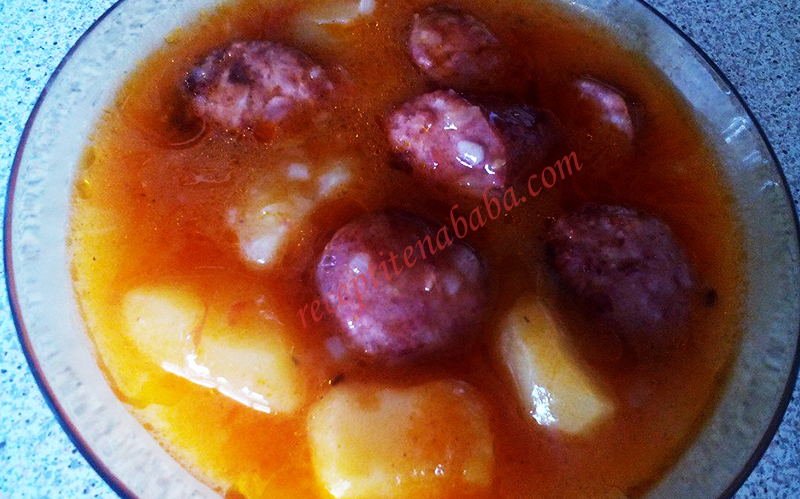 Яхния с картофи и салам