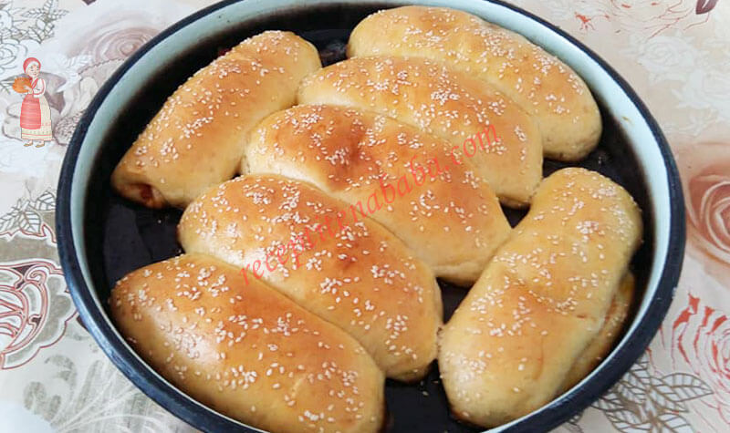 Кифлички със салам и лютеница и дърпана баница с кори с мая
