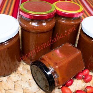 Мармалад от шипки, ябълки и сливи