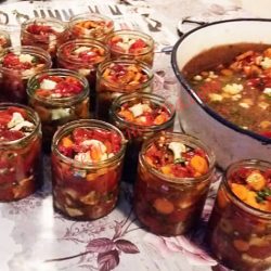 Много вкусна туршия от печени чушки, карфиол и моркови