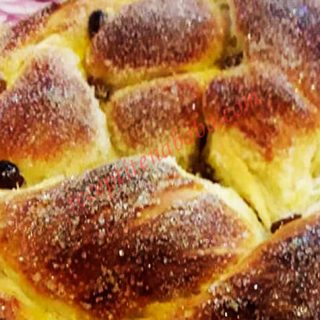Великденски козунаци на конци